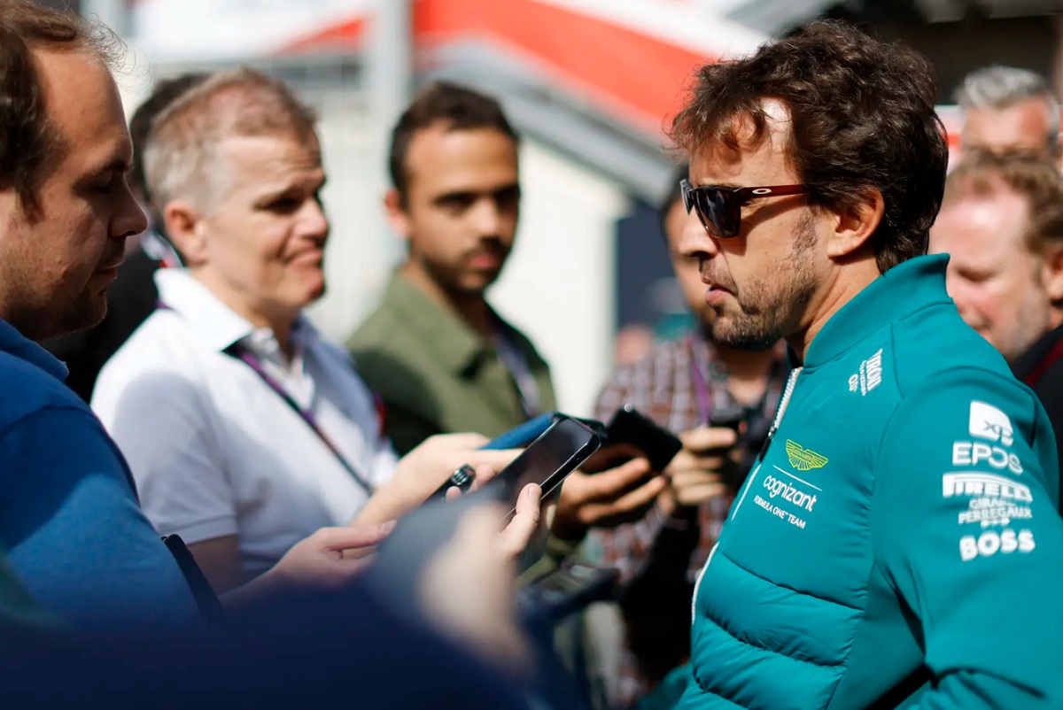 Alonso atendiendo a la prensa en Bakú. (Zak Mauger)