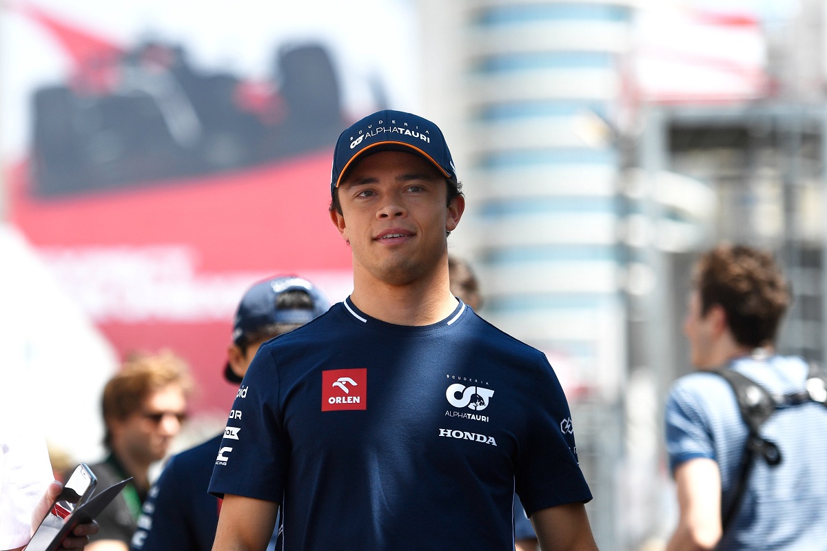 De Vries arribando al circuito de Bakú. (Scuderia AlphaTauri)