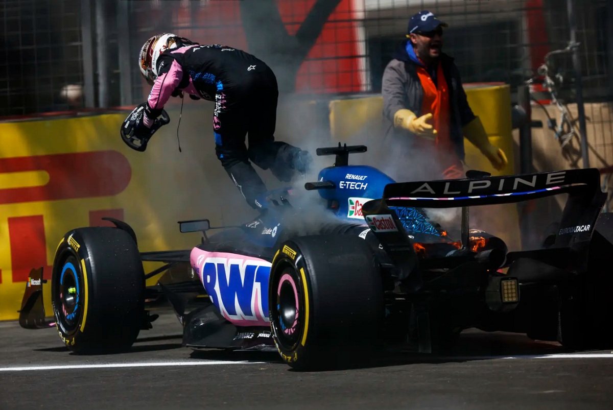 Gasly salta del Alpine en llamas, final de la PL1 para el francés. (Zak Mauger)