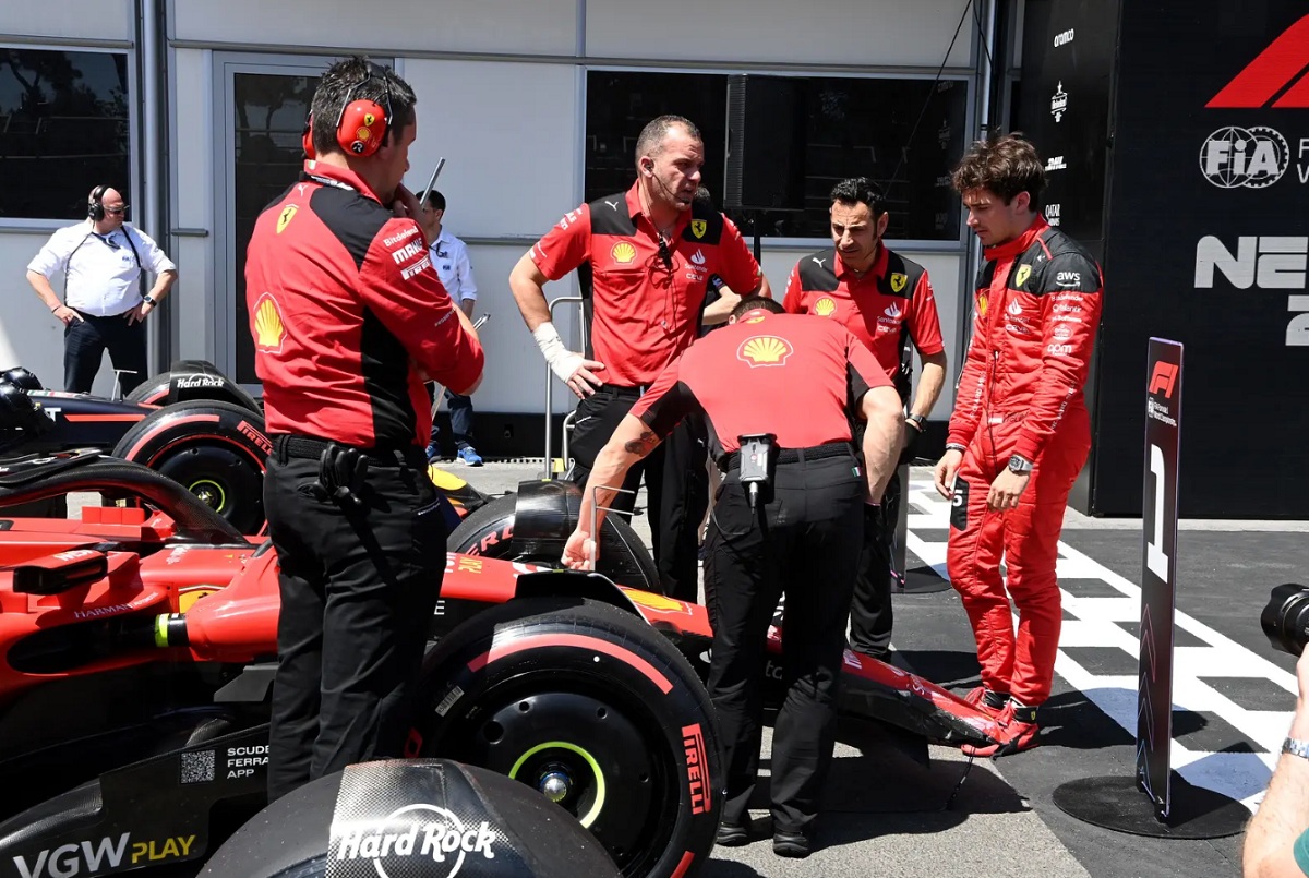 Leclerc y los Mecánicos de Ferari supervisan en el parque cerrado los daños en el coche. (Mark Sutton)