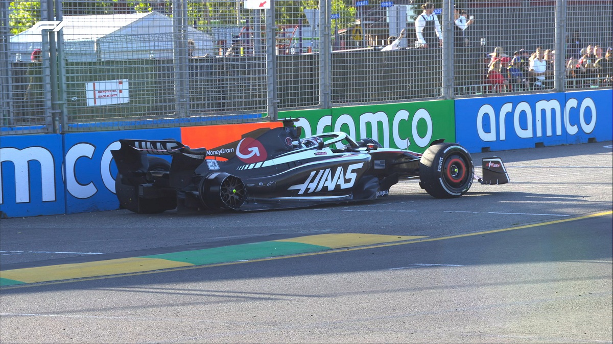 Magnussen golpeó el muro de la curva dos y reventó el neumático originando la segunda bandera roja. (Imagen TV / F1TV)