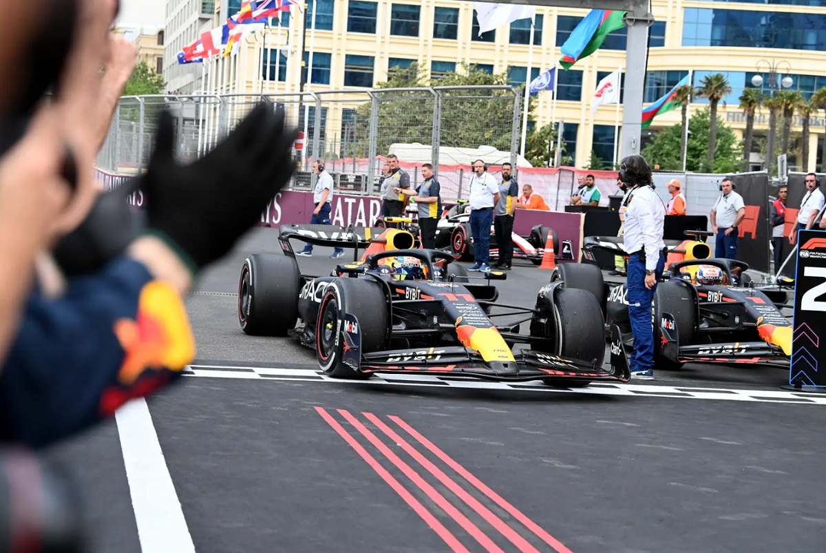 Pérez llega al parque cerrado como el ganador del GP de Azerbaiyán, Verstappen segundo.