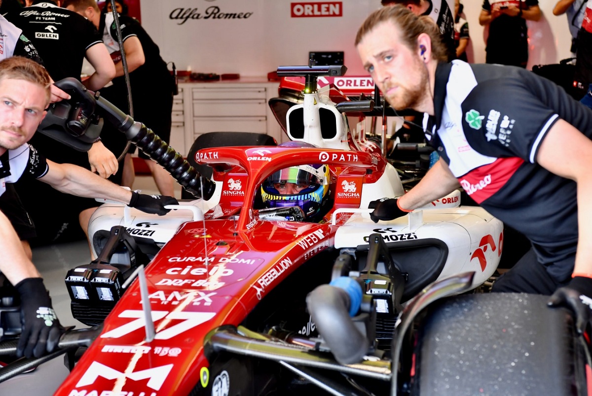 Los mecánicos aguardan la orden para liberar a Bottas a la pista. (Jerry Andre)