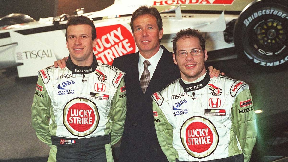 Craig Pollock, entonces CEO de BAR, junto a Olivier Panis y Jacques Villeneuve. (Archivo / DPA, 2001)