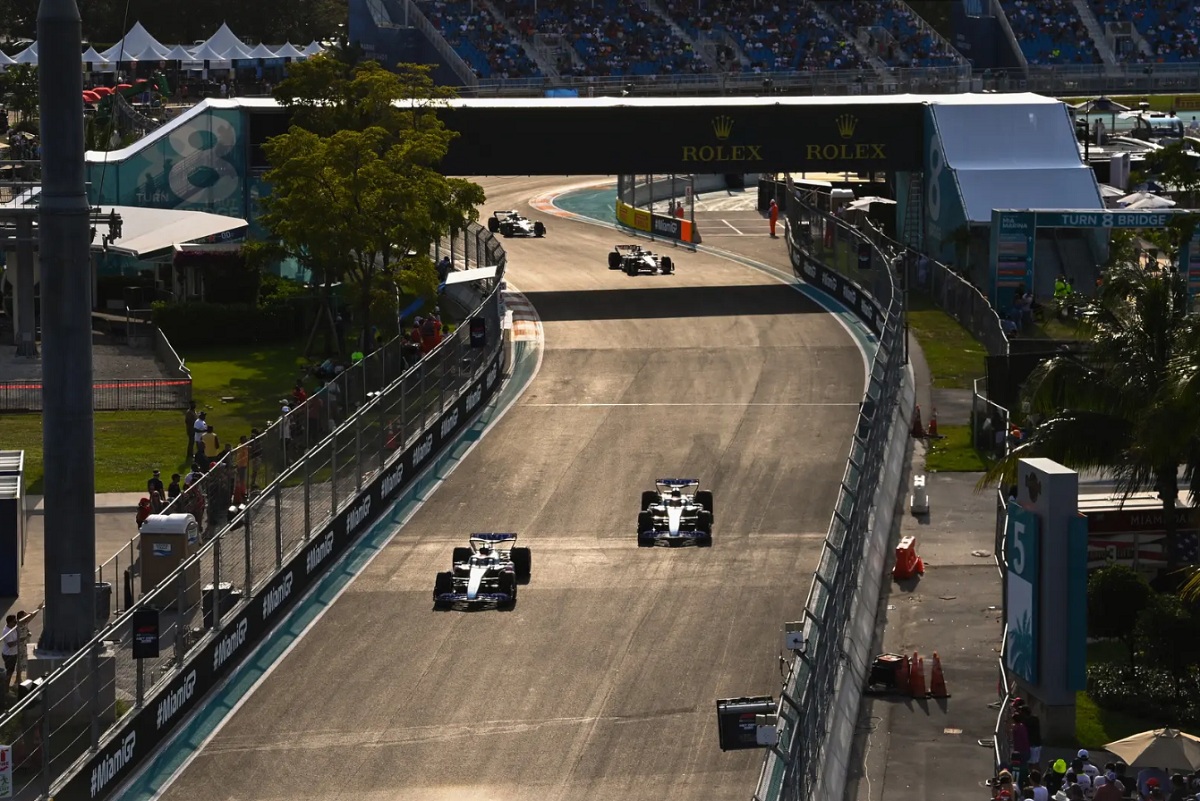 Gasly y Ocon durante la PL2 en Miami. (Mark Sutton)