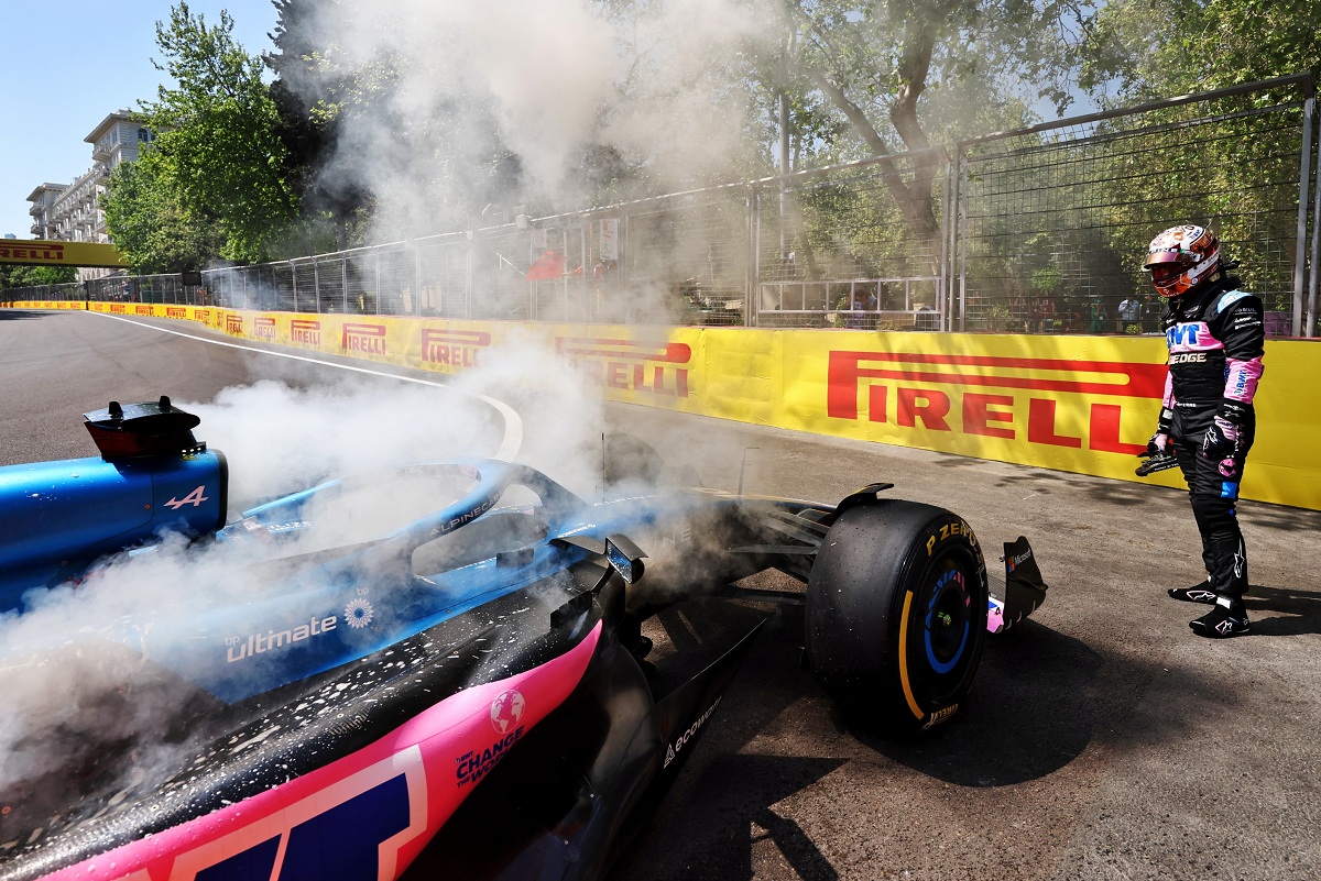 El Alpine de Gasly ardiendo en la primera práctica en Baku. (XPB Images)