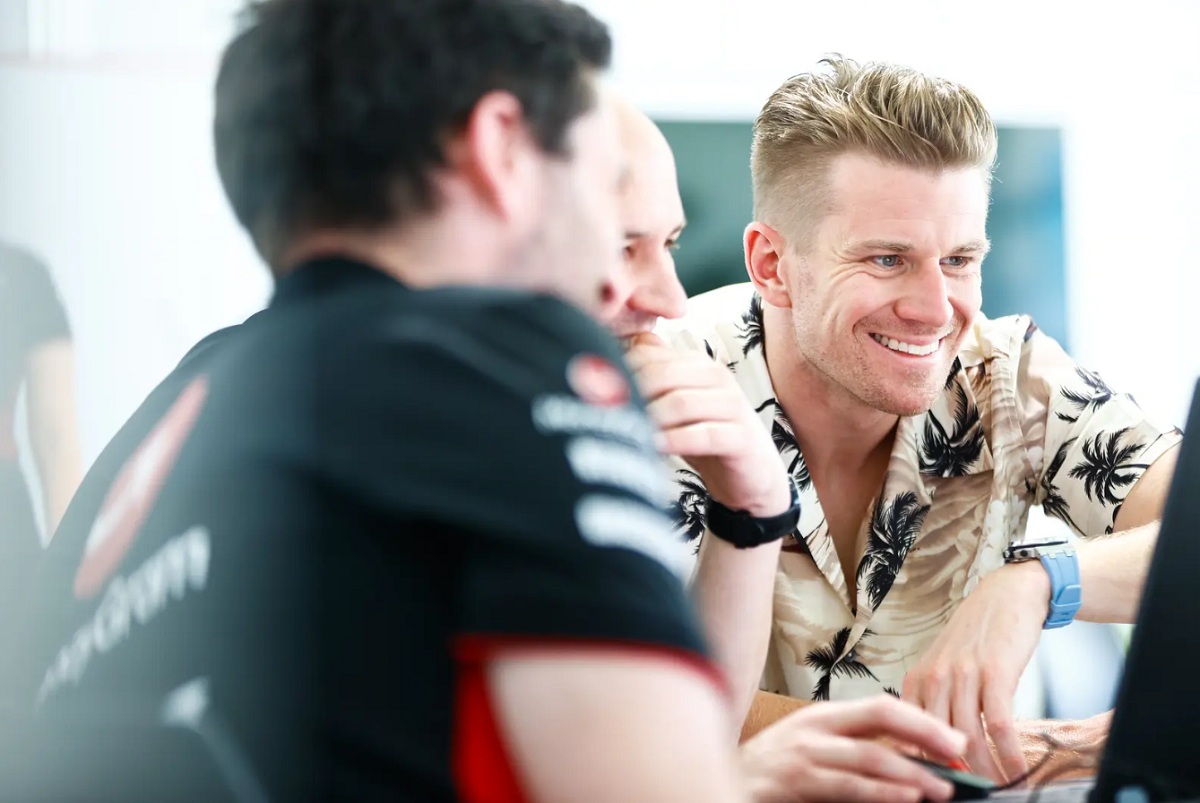 Hülkenberg, luciendo una camisa a tono con Miami, junto a sus ingenieros. (Andy Horne)