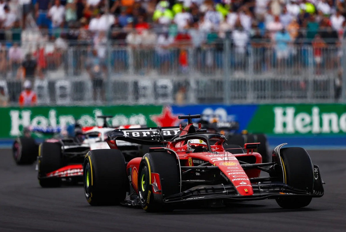 Leclerc supera a Magnussen. (Andy Hone)