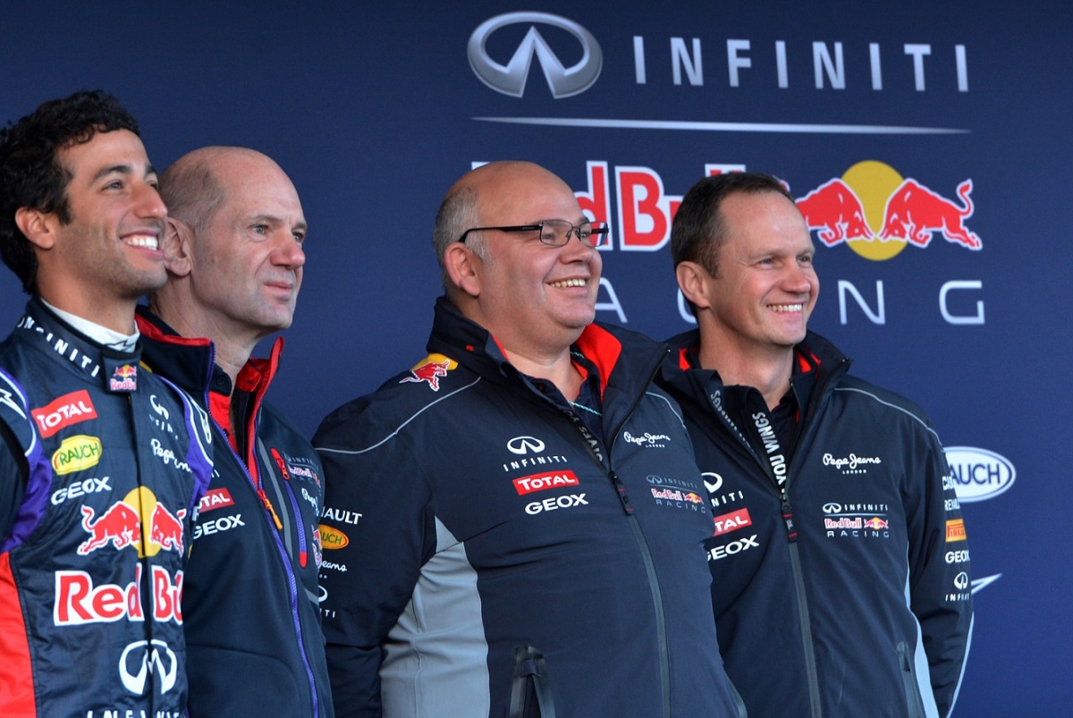 Marshall -centro- rodeado por Ricciardo, Newey y Monaghan en una exhibición de Red Bull en Pau. (Archivo / Sutton Images, 2014)