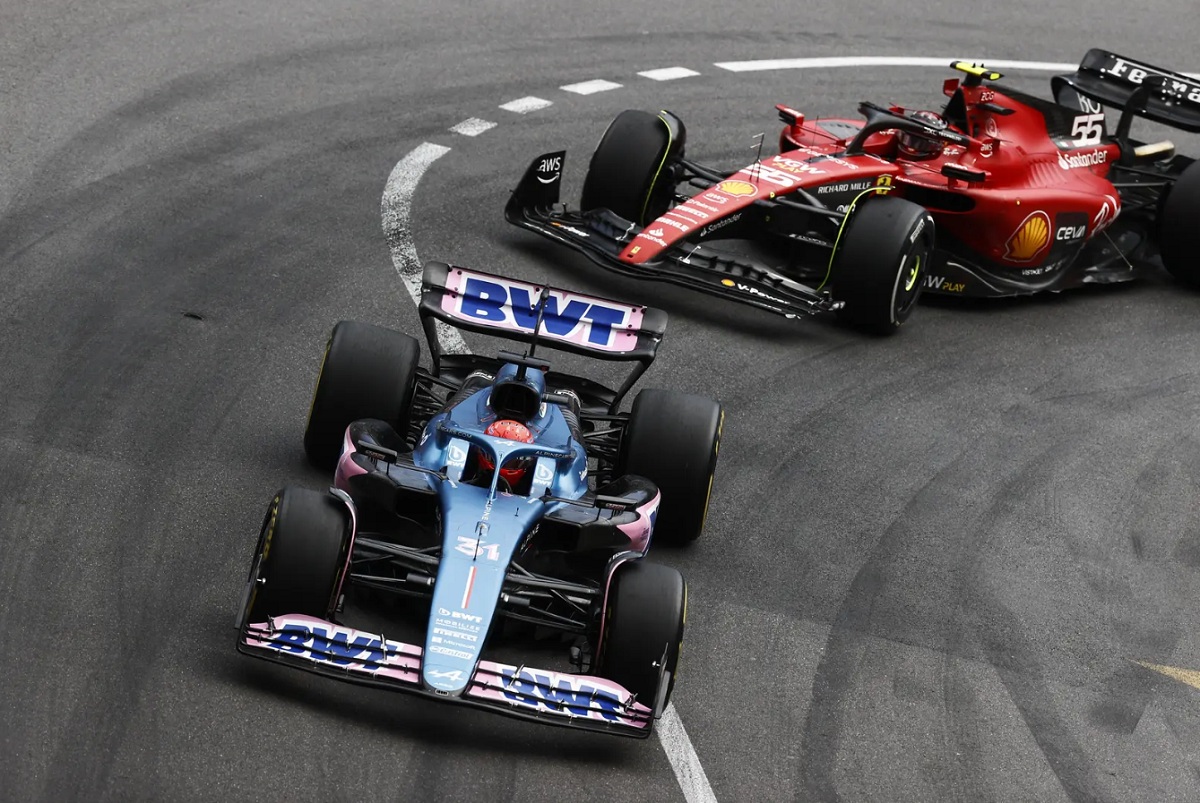Ocon se defendió de Sainz en el primer tramo de la carrera. (Andy Hone) 