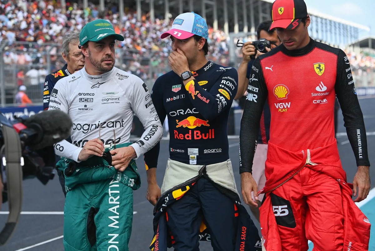 Pérez habla con Alonso y Sainz, los tres beneficiados con la bandera roja. (Mark Sutton)