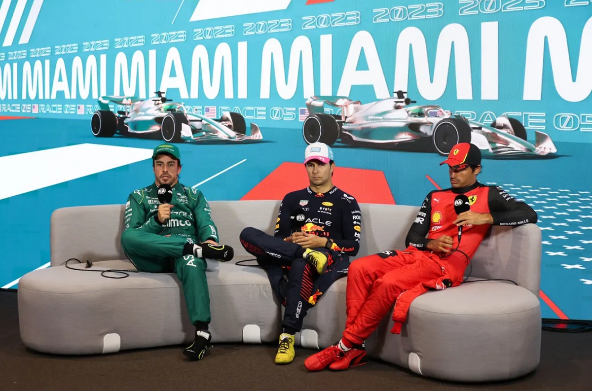 Pérez, junto a Alonso y Sainz, en la conferencia de prensa pos clasificación. (Motorsport Images)