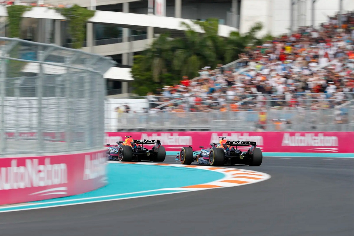Pérez intenta escapar de Verstappen, segundos después le arrebataría la punta. (Jake Grant)