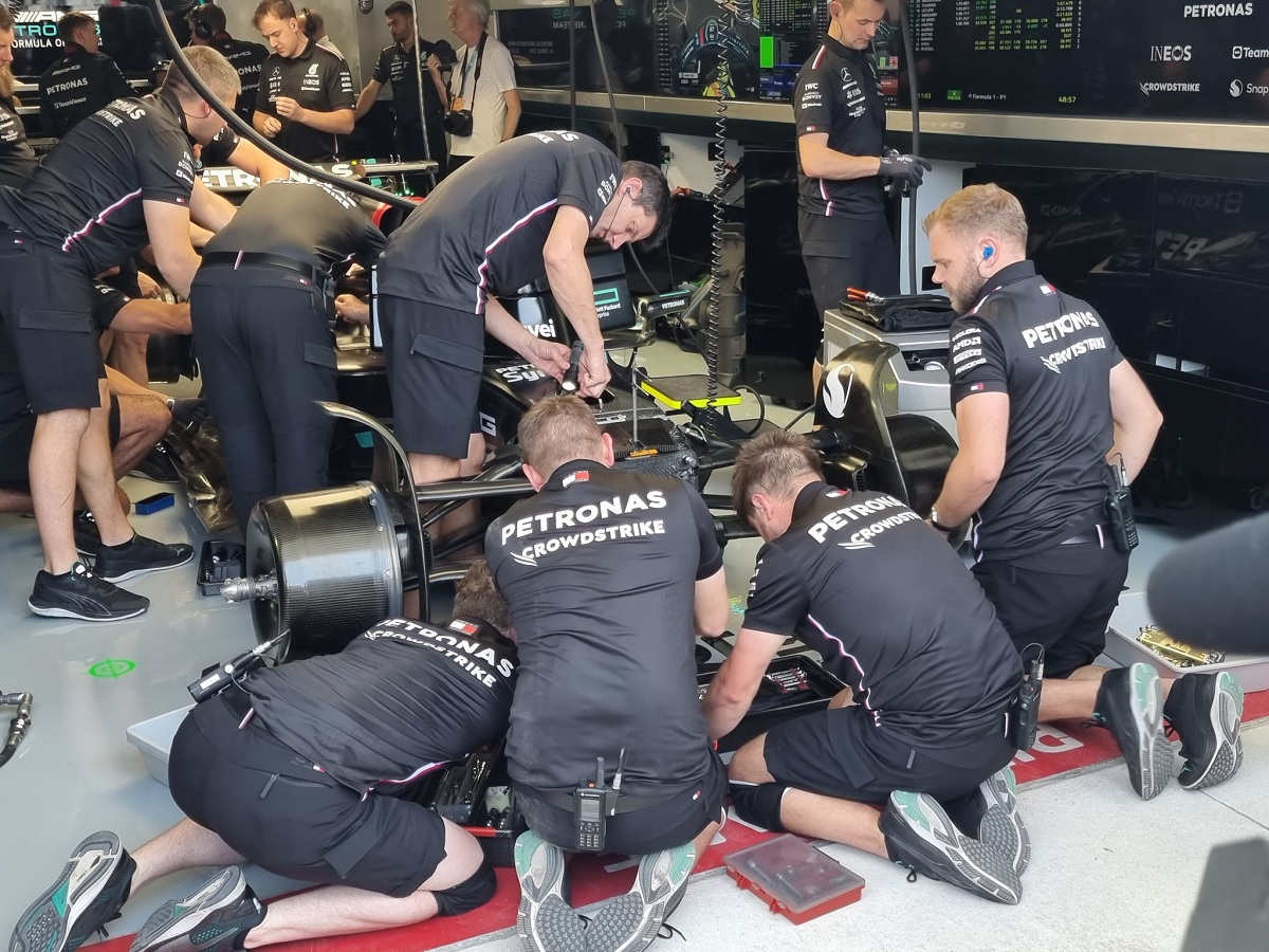 Los mecánicos arreglando el Mercedes de Russell tras advertir que había vibraciones, minutos antes tuvo una fuerte discusión con su ingeniero. (Twitter de Albert Fabrega / @AlbertFabrega)