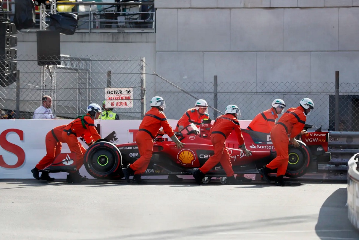 Los comisarios retiran la Ferrari de Sainz que golpeó contra las defensas de la salida de la Piscina. (Jake Grant)