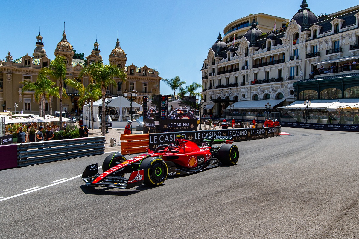 Sainz pasando por el frente del Casino. (Scuderia Ferrari)