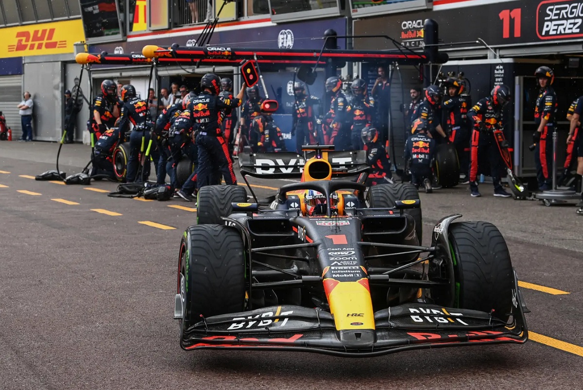 El pit stop de Verstappen. (Mark Sutton)