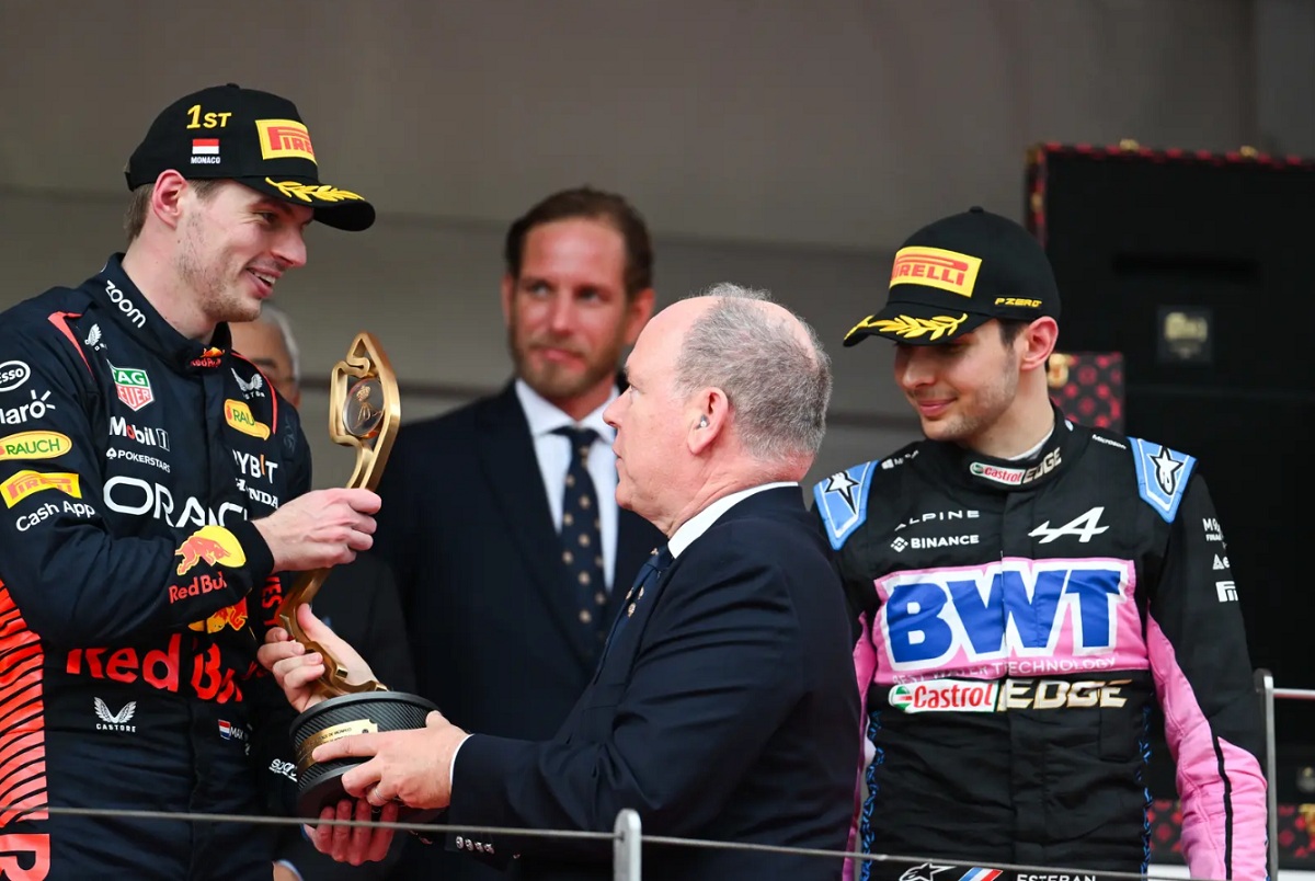Versatappen recibe el trofeo del ganador de manos del príncipe Alberto. (Simon Galloway)