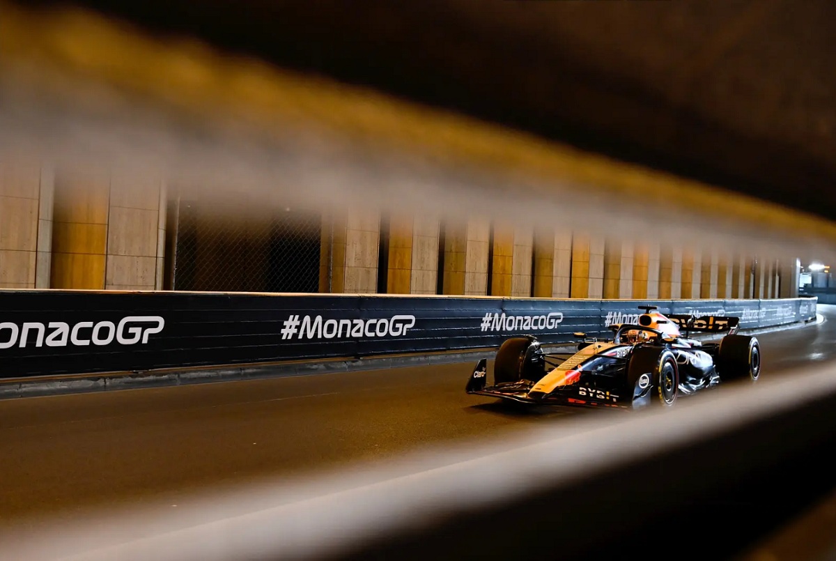 Verstappen pasando por el túnel. (Mark Sutton)
