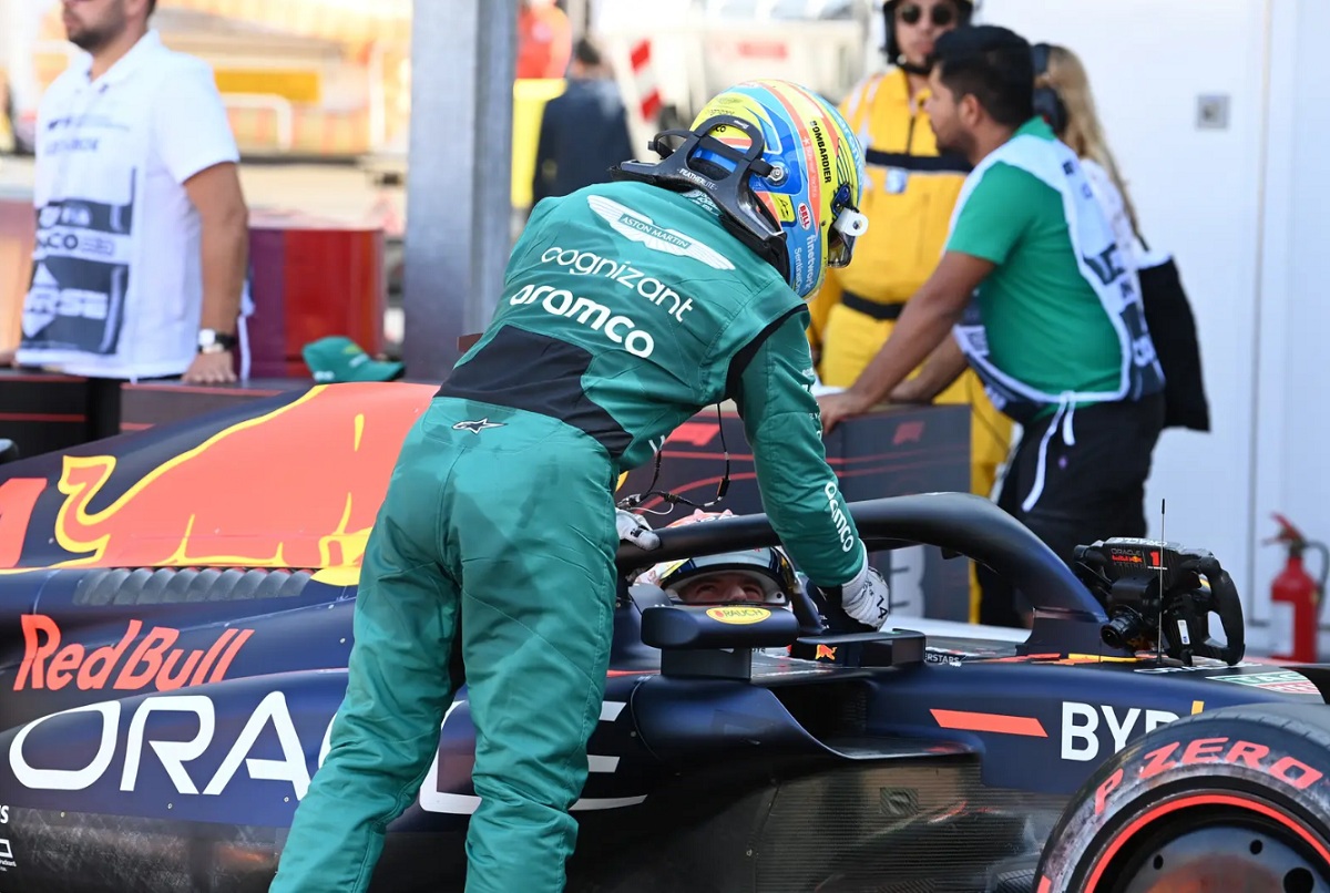 Alonso saluda a Verstappen en el parque cerrado. (Mark Sutton)