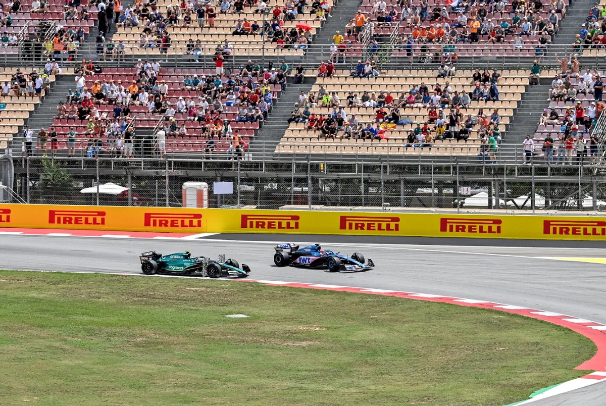 Alonso giró con las parrillas colocadas, Ocon lo rebasa en uno de los curvones. (Mark Sutton)