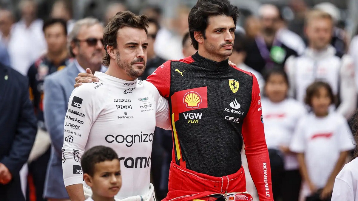 Alonso y Sainz escucharon abrazados el himno de España en la ceremonia previa a la carrera. (Europa Press)