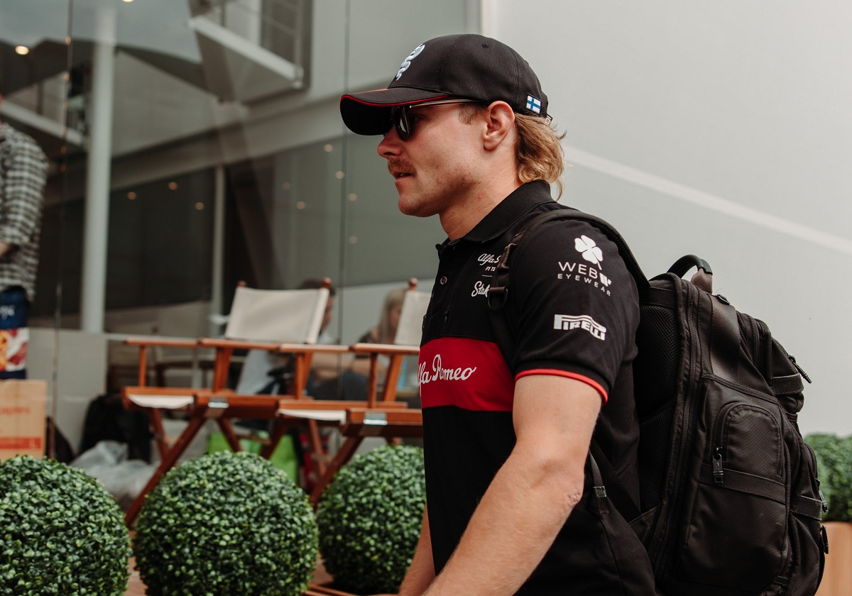 Bottas arriba al hospitality de Alfa Romeo en Montmeló. (Alfa Romeo F1 Team)