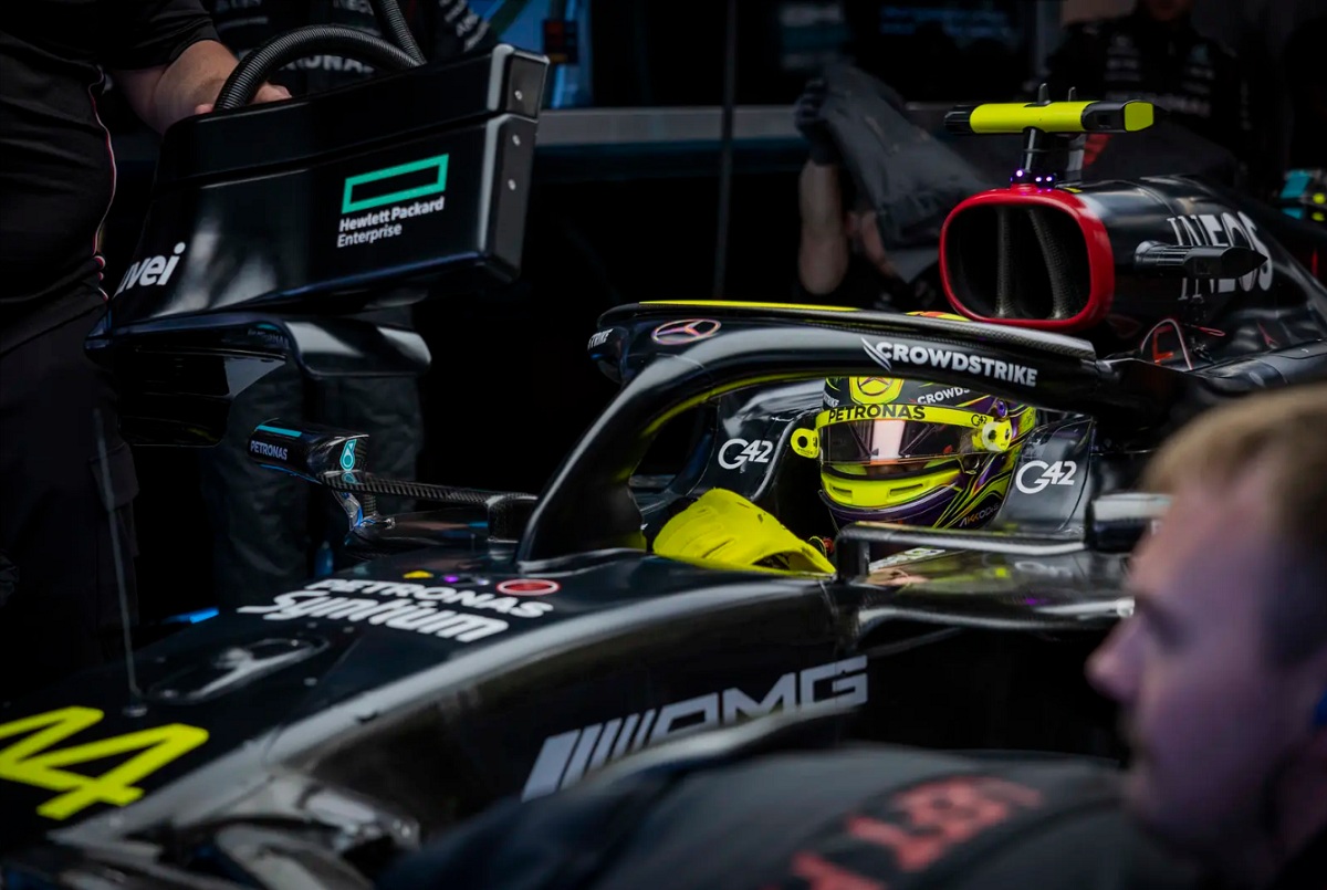 Lewis Hamilton sigue atentamente los tiempos en el monitor mientras aguarda la orden de salida. (Sam Bloxham)