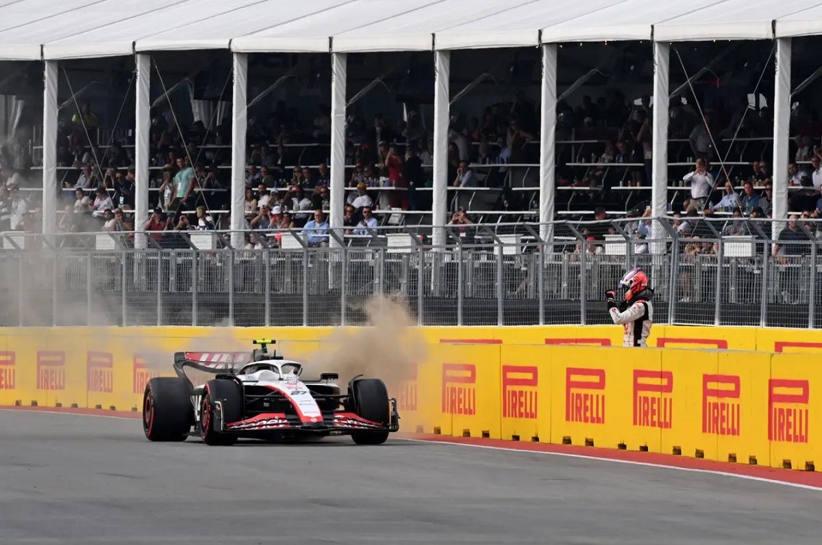 Hülkenberg contempla como su Haas humea en plena recta por la rotura del motor. (Mark Sutton)