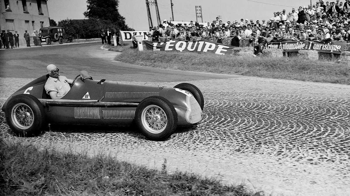 Fangio con la Alfetta en Reims durante la primera temporada de la F1, ocho años más tarde se retiraría en ese mismo escenario. (Motorsport Images)