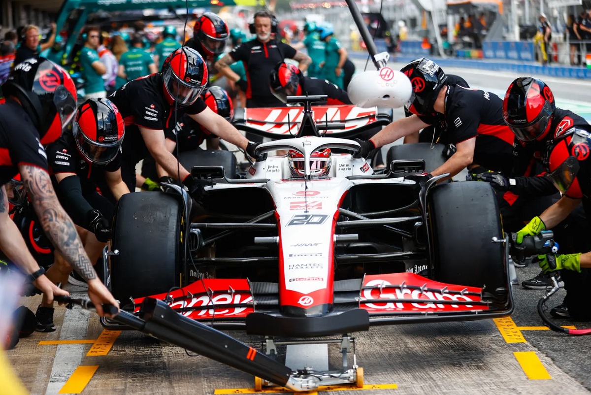 Magnussen ensaya un pit stop. (Andy Hone)