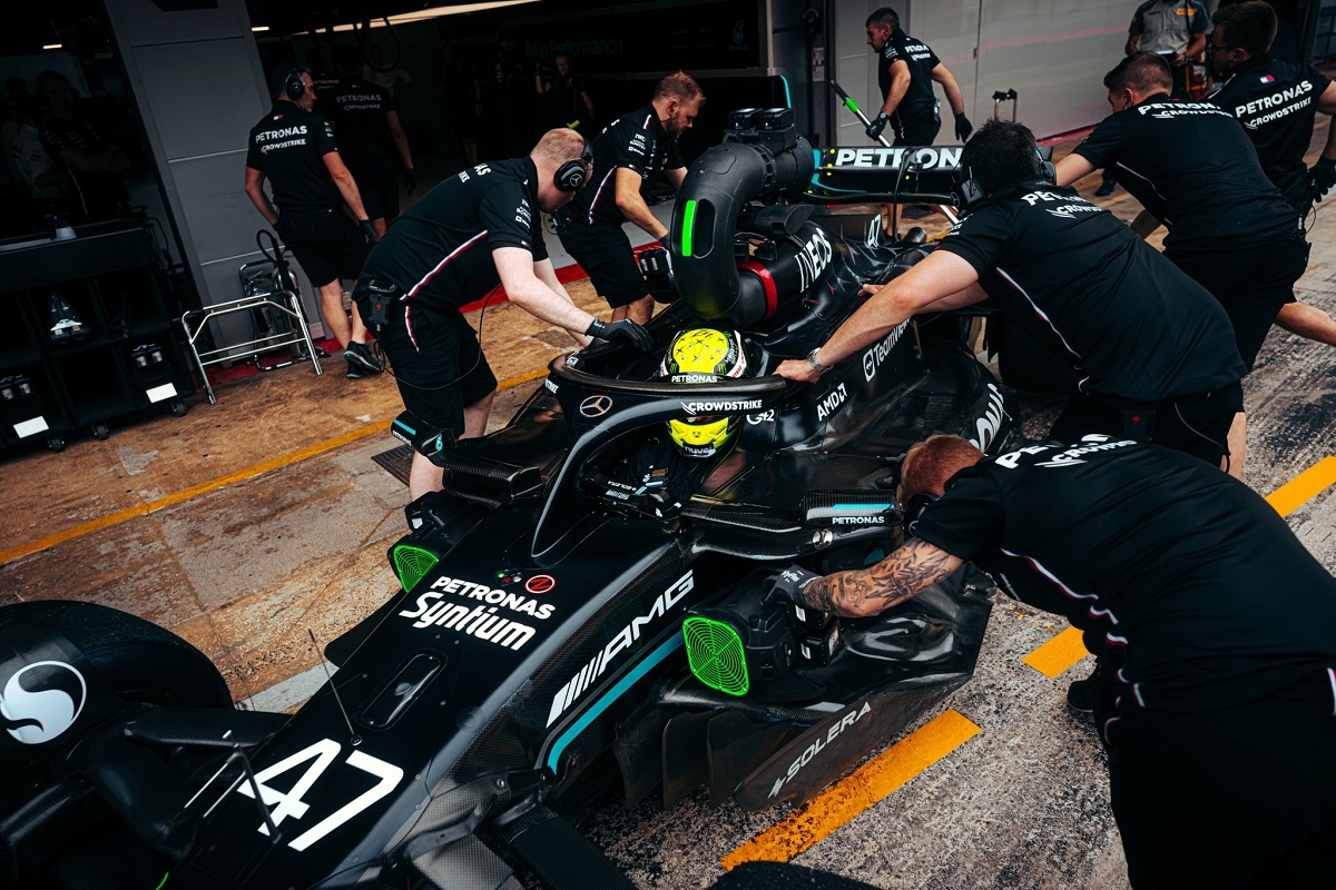 Mick Schumacher es ingresado a boxes después del test. (Mercedes-AMG F1 Team)