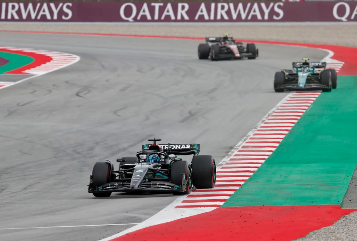 Russell dejando atrás a Alonso, los Mercedes doblegaron por primera vez a los Aston Martin. (Zak Mauger)