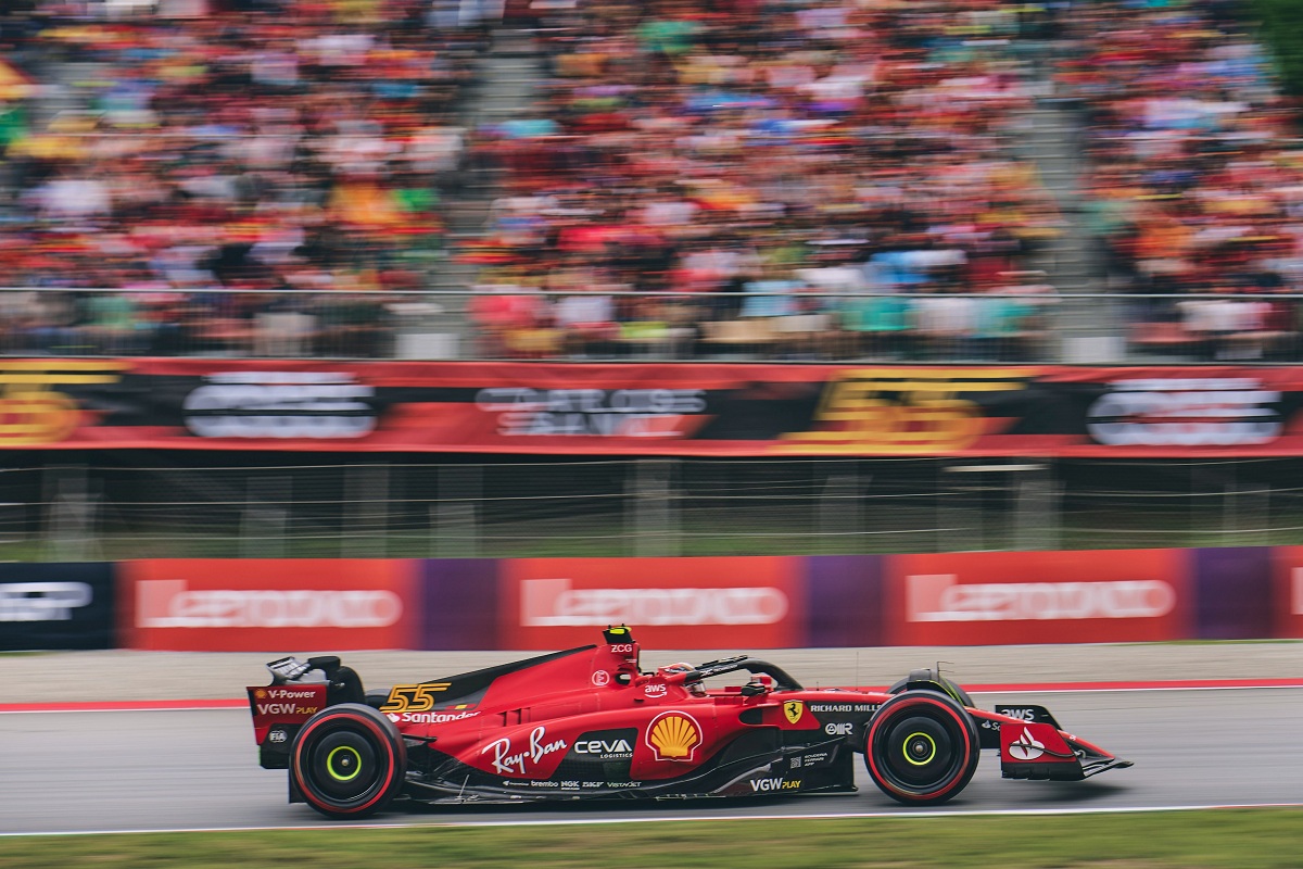 Carlos Sainz pasa ante la tribuna principal del trazado catalán. (Scuderia Ferrari)