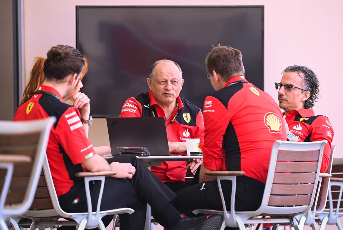 Reunión con la plana mayor de la Scuderia en Bahrein. (Mark Sutton)