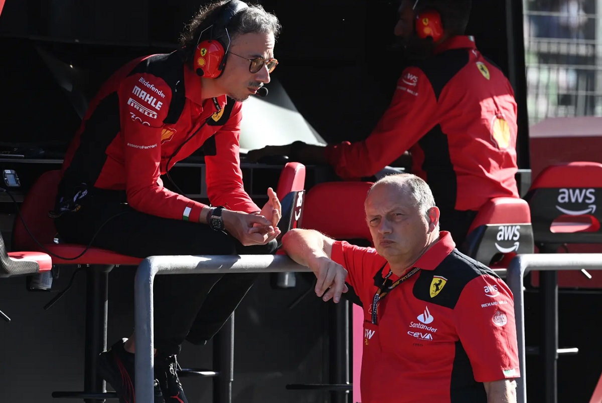 Vasseur con Laurent Mekies quién dejará a mitad de años sus funciones en el equipo y asumirá en enero la dirección de AlphaTauri. (Mark Sutton)