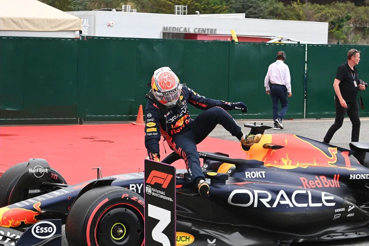 Verstappen baja del auto en el parque cerrado. (Mark Sutton)