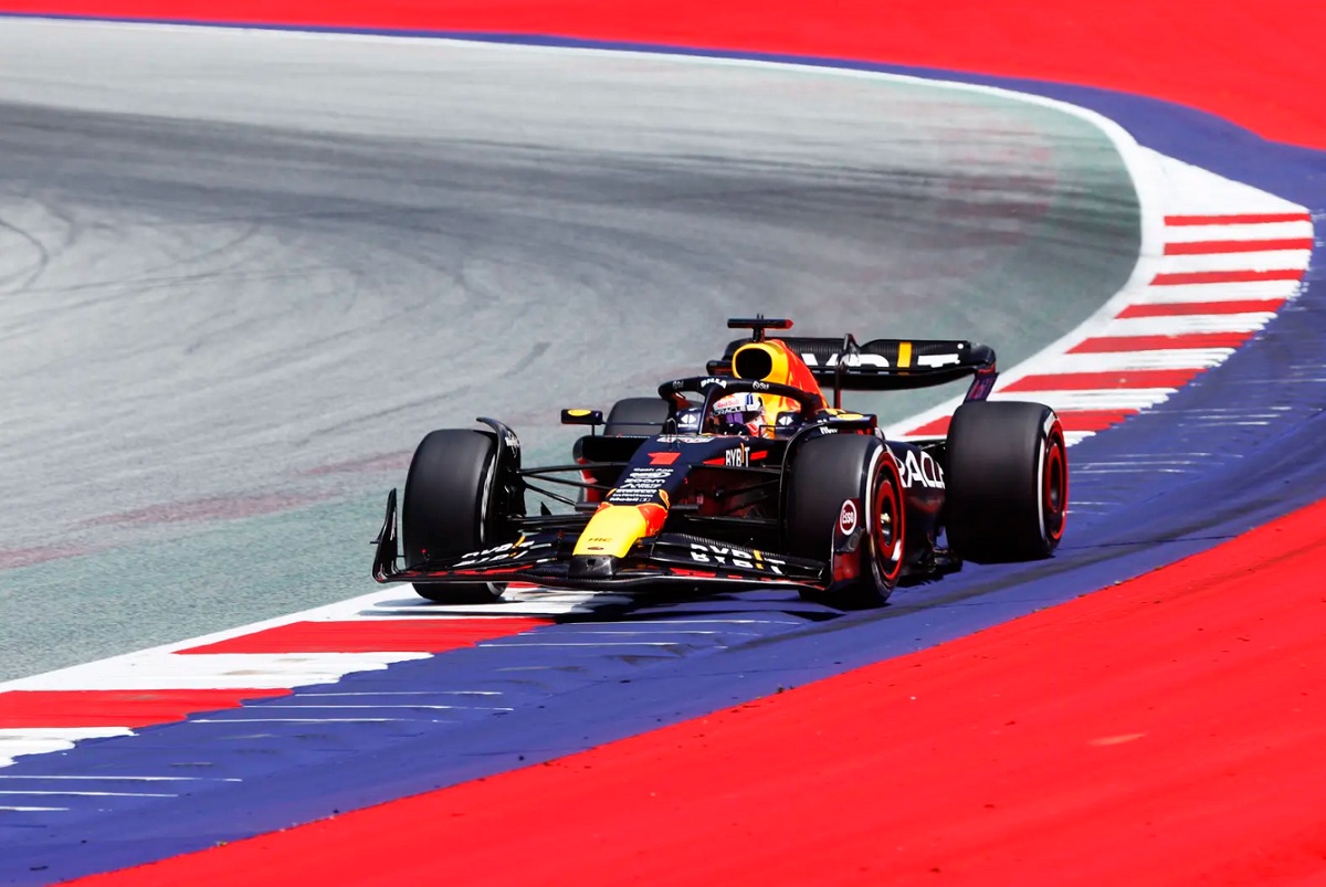 Una de las pasadas de Verstappen que fue anulada por superar el límite de pista. (Steven Tee)
