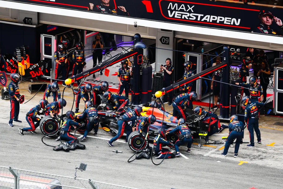 Verstappen cambiando los medios a duros, no quedó conforme con el compuesto más rústico. (Jake Grant)