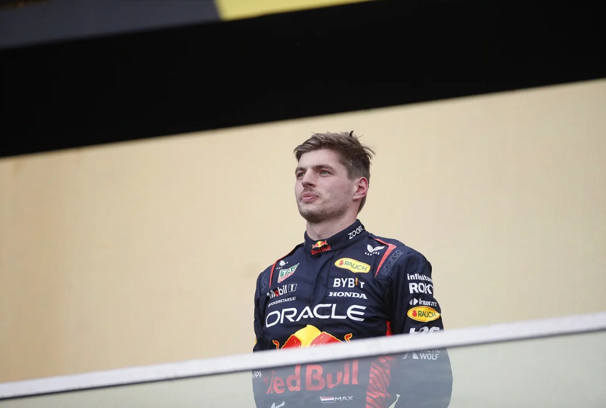Verstappen en el podio durante la ejecución de los himnos. (Jake Grant)