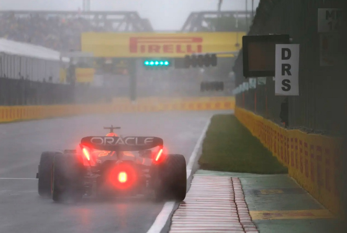 Verstappen pasando el Muro de los Campeones. (Sam Bloxham)