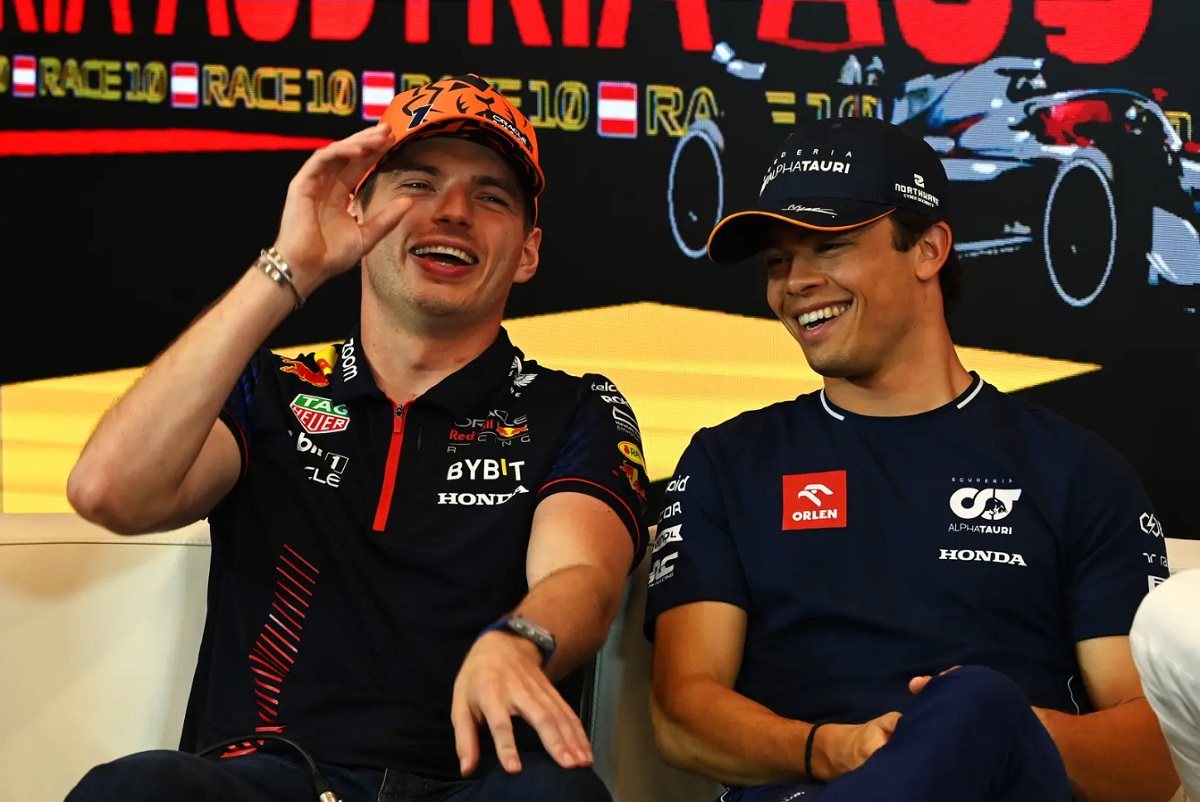 Verstappen y De Vries en la rueda de prensa en Austria. (Mark Sutton)