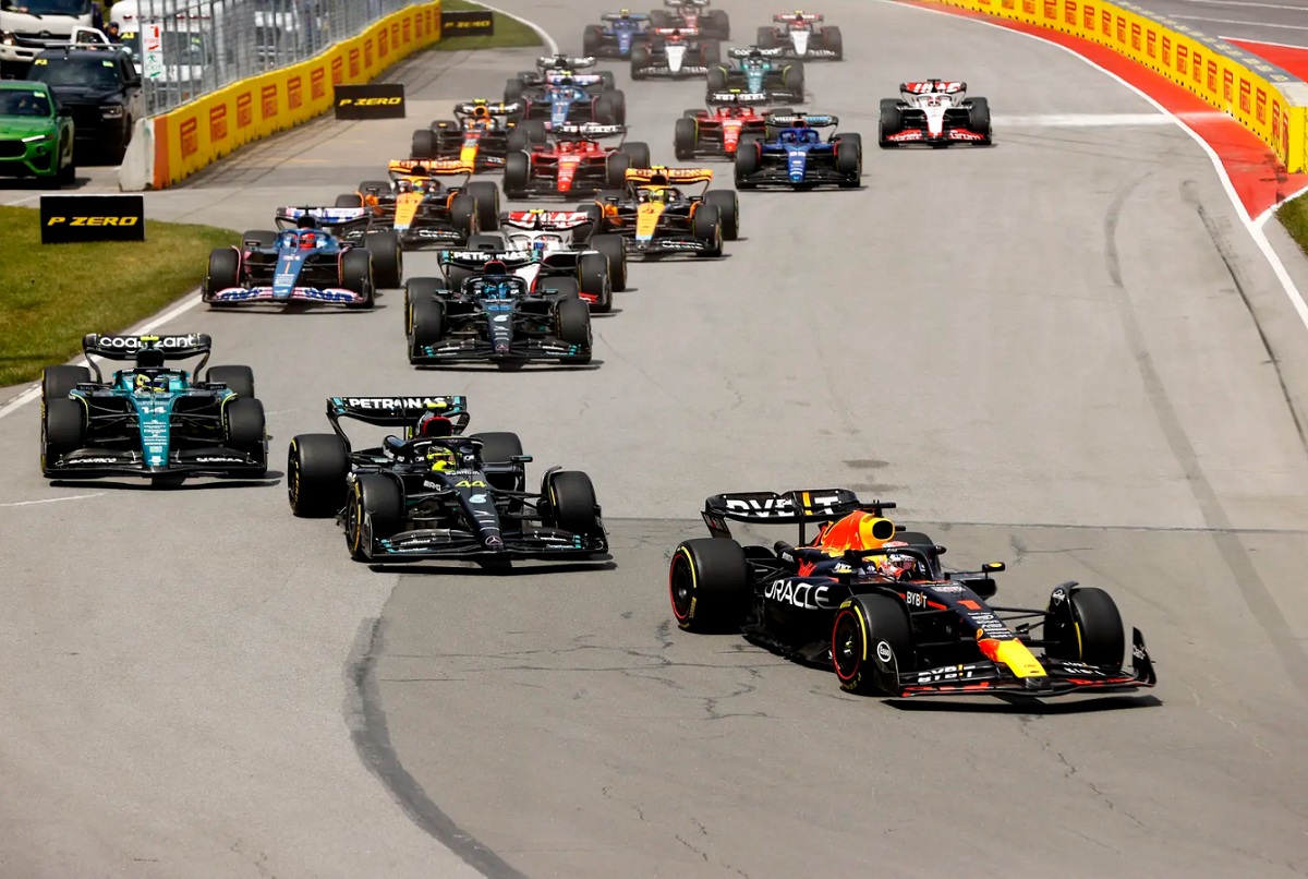 Hamilton le gana sorpresivamente el interior a Alonso en la largada. (Andy Hone)