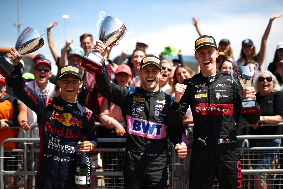 Maloney, Martins y Pourchaire con sus trofeos. (Formula 2)