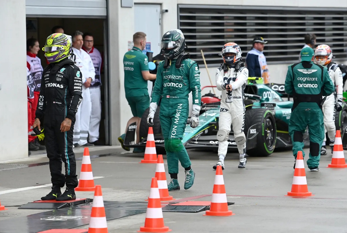 Hamilton en el pesaje tras la carrera sprint. (Mark Sutton)