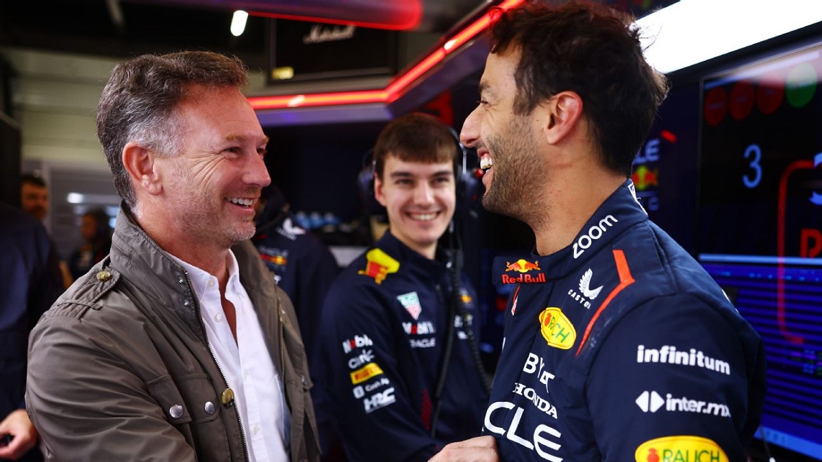 Horner con Ricciardo en los test de Silverstone, en ese mismo momento AlphaTauri despedía a De Vries y confirmaba al australiano. (Red Bull Content Pool)
