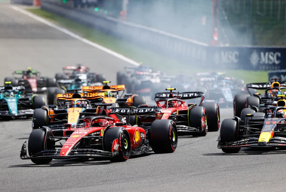 Leclerc le gana la salida a Pérez, el mexicano le quitaría la posición más adelante en Kemmel. (Andy Hone)