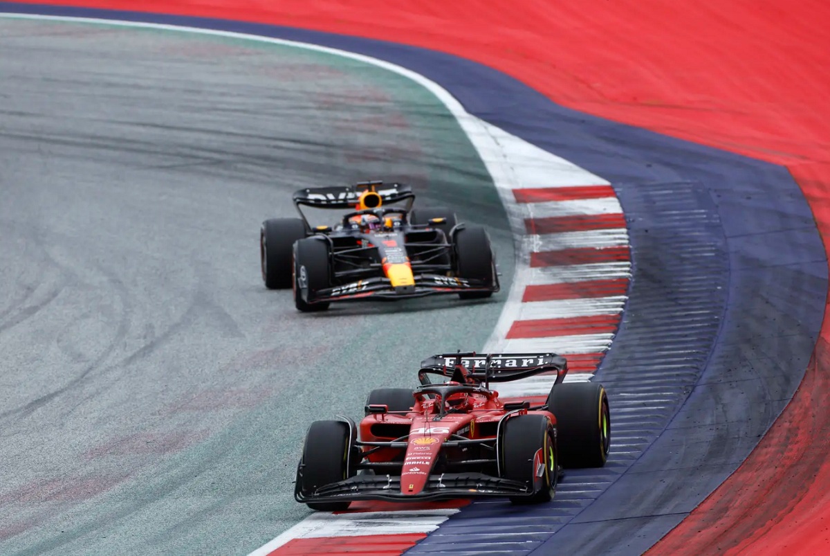 Leclerc por delante de Verstappen después de la segunda ronda de pit stops. (Steven Tee)