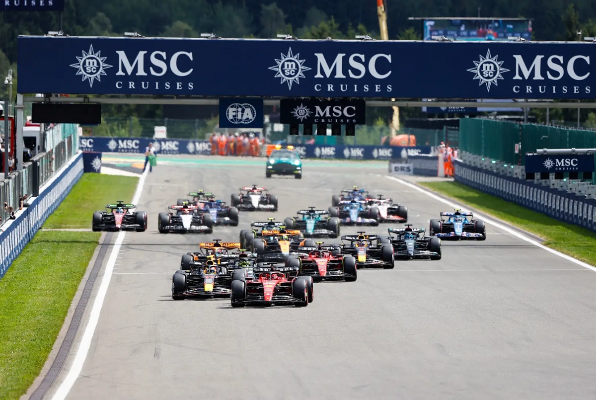 Leclerc le tapa los huecos a Pérez, el mexicano le ganaría la posición en Kemmel. (Andy Hone)
