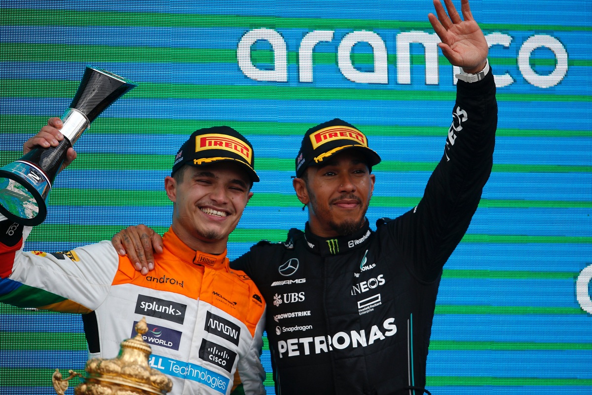 Norris en el podio con Hamilton, ambos protagonizaron una apasionante pelea por la segunada posición. (McLaren Racing)
